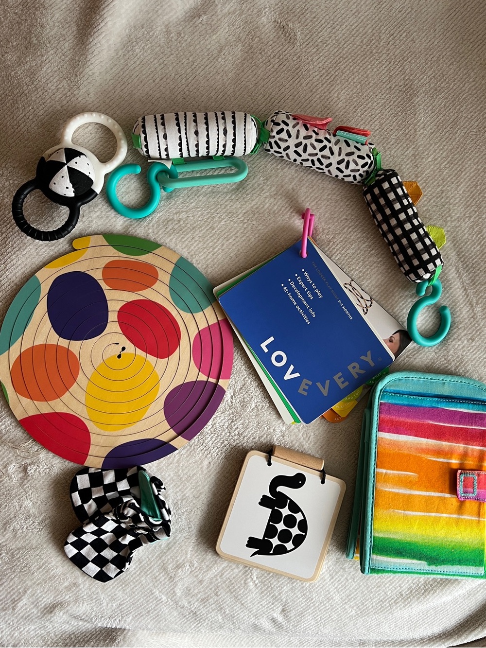 Lovevery 0-12 weeks looker play kit